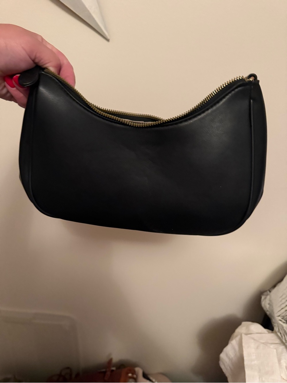 Classic Black Leather Women’s Zip-Top Shoulder Bag